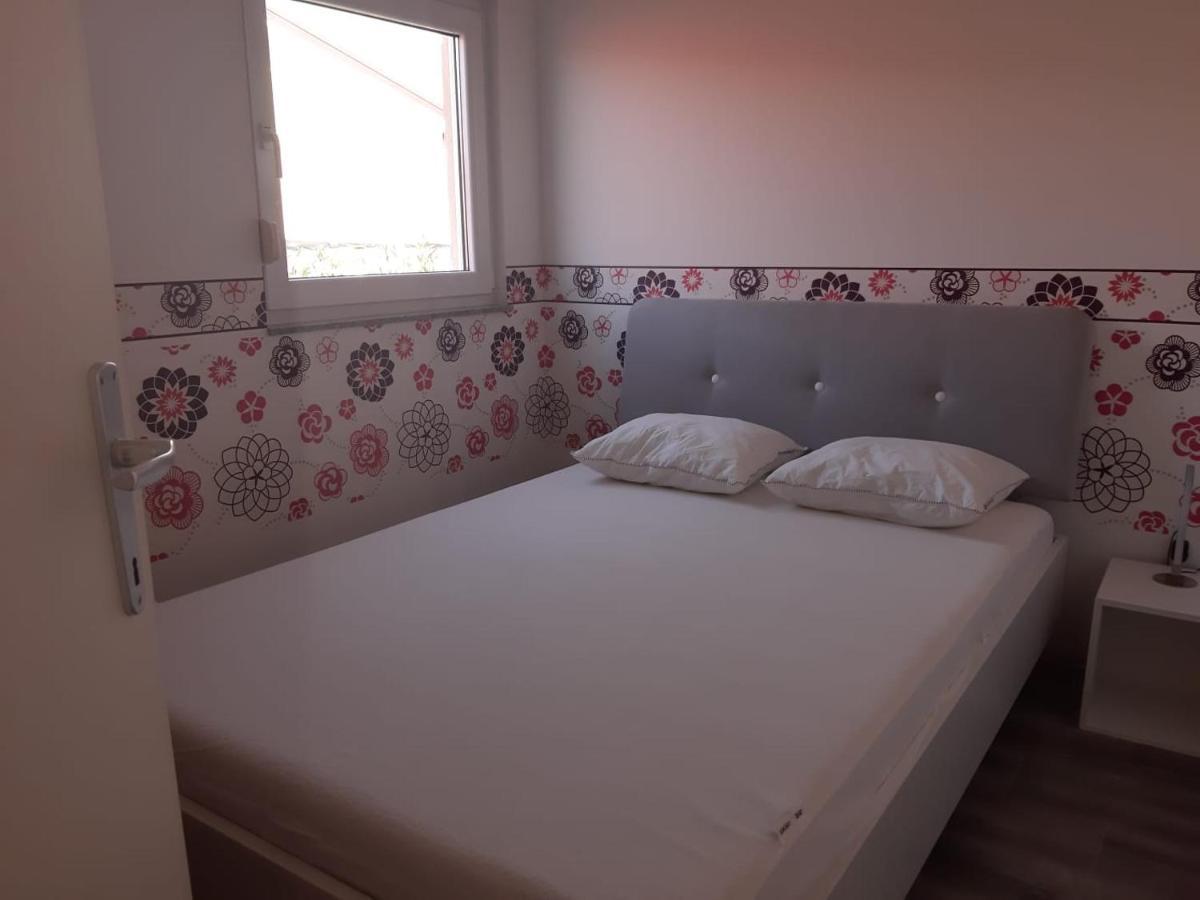 Apartment Tonko Vir Buitenkant foto